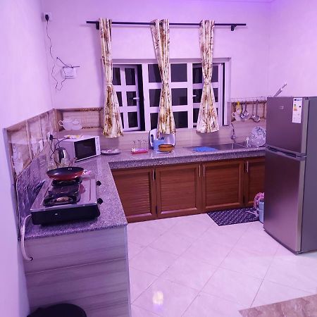 Rs Villas - Three Bedrooms Share Apartment With Private Room And Free Wifi And 100Mts To The Beach And Ac And 100Mts To Bus Stop And Pool Flic en Flac ภายนอก รูปภาพ