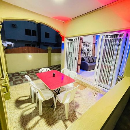 Rs Villas - Three Bedrooms Share Apartment With Private Room And Free Wifi And 100Mts To The Beach And Ac And 100Mts To Bus Stop And Pool Flic en Flac ภายนอก รูปภาพ
