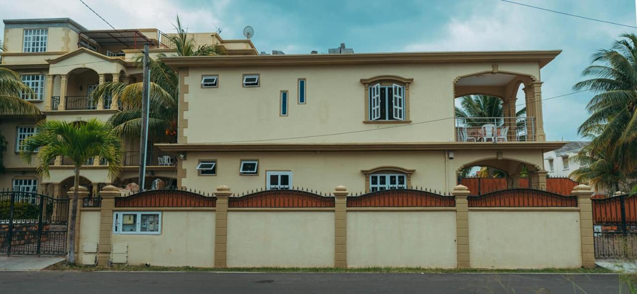 Rs Villas - Three Bedrooms Share Apartment With Private Room And Free Wifi And 100Mts To The Beach And Ac And 100Mts To Bus Stop And Pool Flic en Flac ภายนอก รูปภาพ