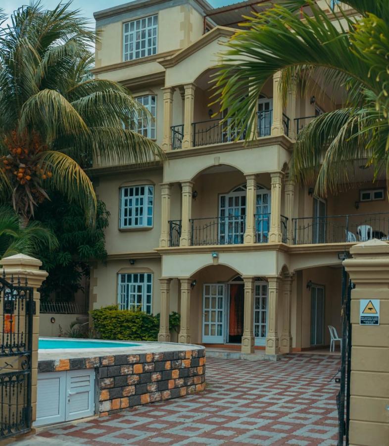 Rs Villas - Three Bedrooms Share Apartment With Private Room And Free Wifi And 100Mts To The Beach And Ac And 100Mts To Bus Stop And Pool Flic en Flac ภายนอก รูปภาพ