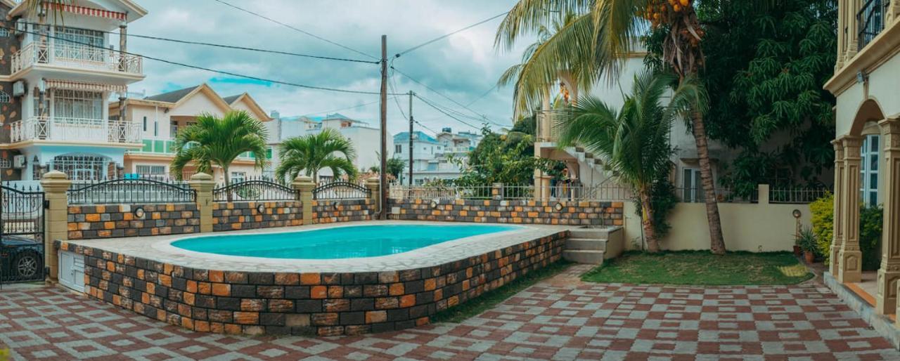 Rs Villas - Three Bedrooms Share Apartment With Private Room And Free Wifi And 100Mts To The Beach And Ac And 100Mts To Bus Stop And Pool Flic en Flac ภายนอก รูปภาพ