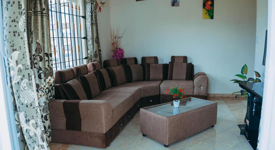 Rs Villas - Three Bedrooms Share Apartment With Private Room And Free Wifi And 100Mts To The Beach And Ac And 100Mts To Bus Stop And Pool Flic en Flac ภายนอก รูปภาพ