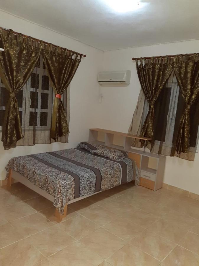 Rs Villas - Three Bedrooms Share Apartment With Private Room And Free Wifi And 100Mts To The Beach And Ac And 100Mts To Bus Stop And Pool Flic en Flac ภายนอก รูปภาพ