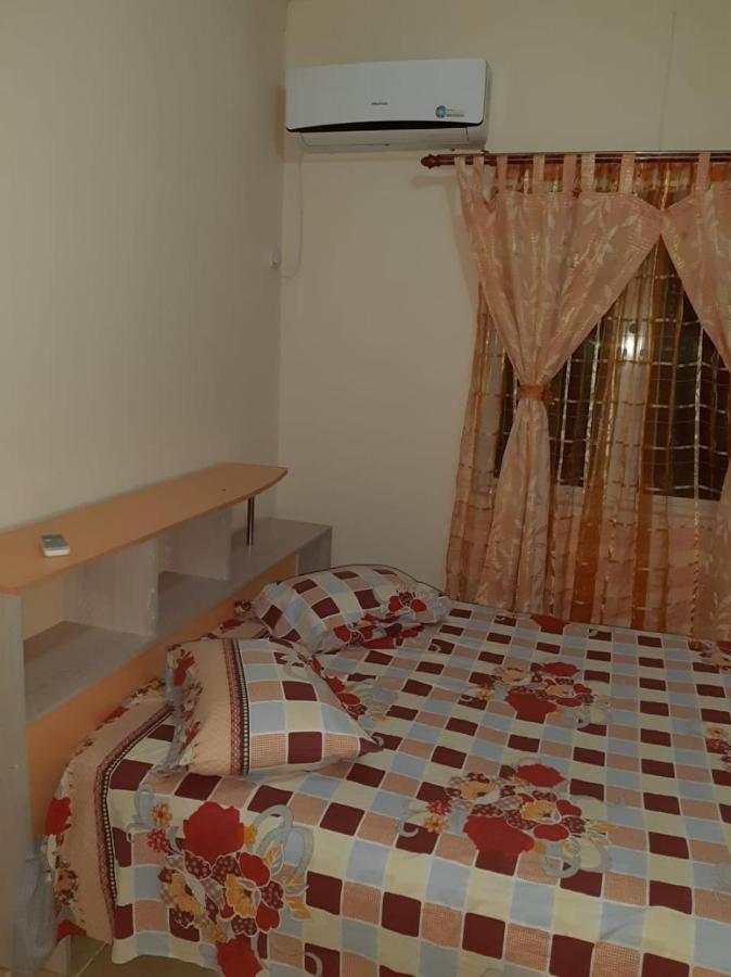 Rs Villas - Three Bedrooms Share Apartment With Private Room And Free Wifi And 100Mts To The Beach And Ac And 100Mts To Bus Stop And Pool Flic en Flac ภายนอก รูปภาพ