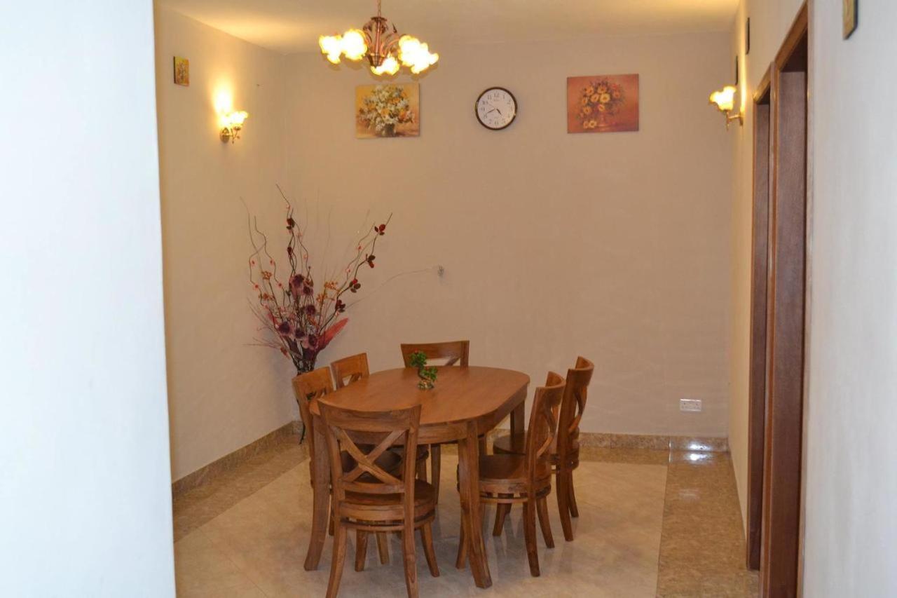 Rs Villas - Three Bedrooms Share Apartment With Private Room And Free Wifi And 100Mts To The Beach And Ac And 100Mts To Bus Stop And Pool Flic en Flac ภายนอก รูปภาพ