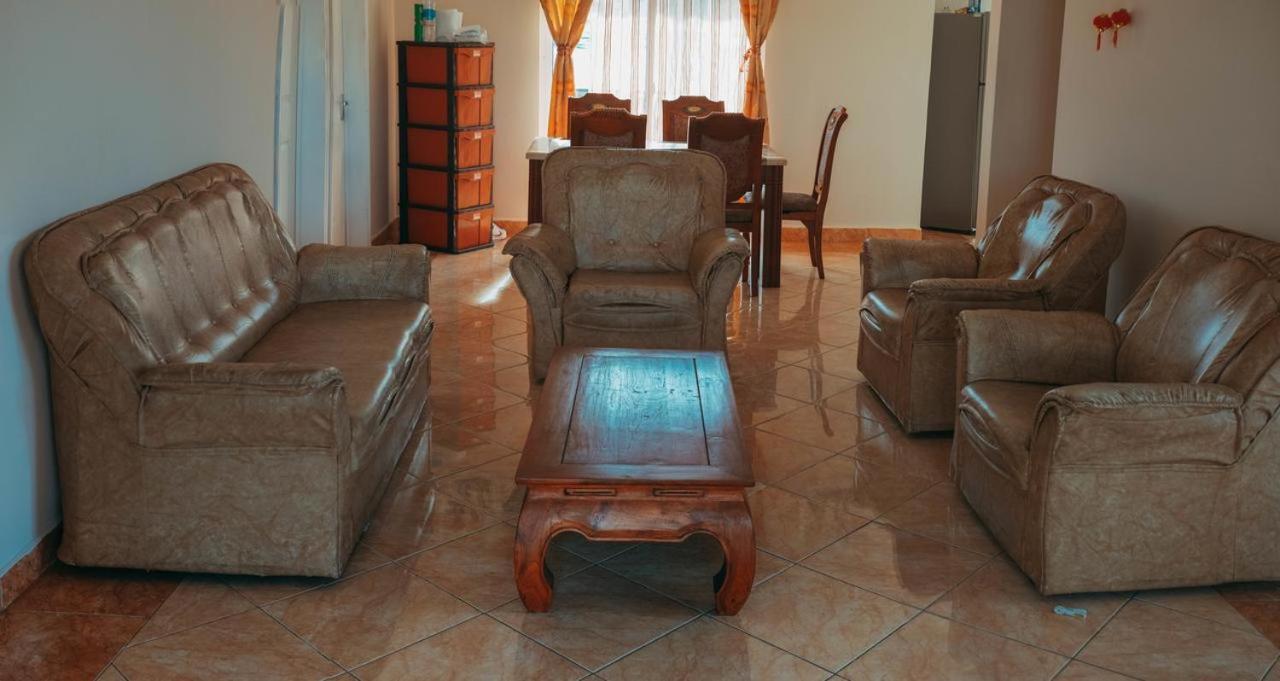 Rs Villas - Three Bedrooms Share Apartment With Private Room And Free Wifi And 100Mts To The Beach And Ac And 100Mts To Bus Stop And Pool Flic en Flac ภายนอก รูปภาพ