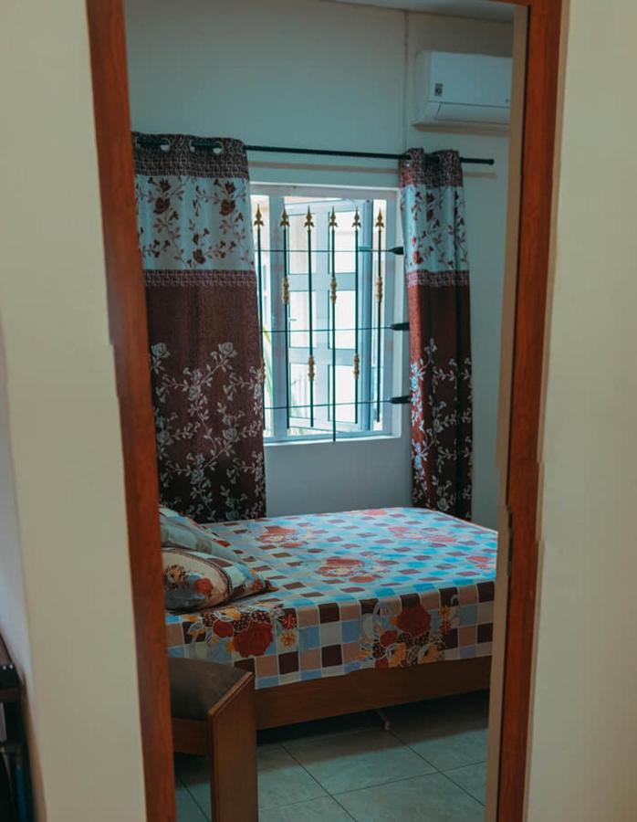 Rs Villas - Three Bedrooms Share Apartment With Private Room And Free Wifi And 100Mts To The Beach And Ac And 100Mts To Bus Stop And Pool Flic en Flac ภายนอก รูปภาพ