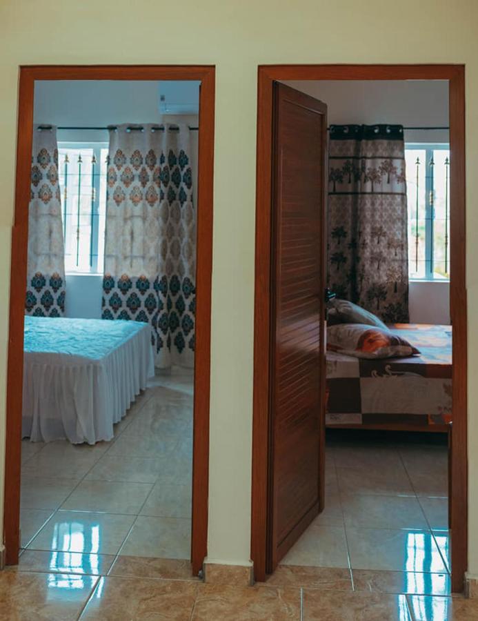 Rs Villas - Three Bedrooms Share Apartment With Private Room And Free Wifi And 100Mts To The Beach And Ac And 100Mts To Bus Stop And Pool Flic en Flac ภายนอก รูปภาพ