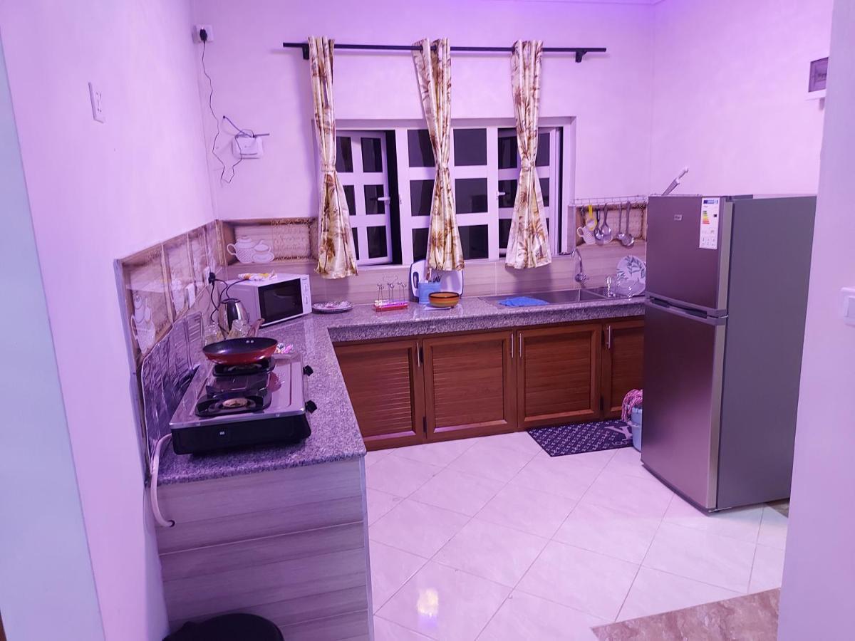 Rs Villas - Three Bedrooms Share Apartment With Private Room And Free Wifi And 100Mts To The Beach And Ac And 100Mts To Bus Stop And Pool Flic en Flac ภายนอก รูปภาพ