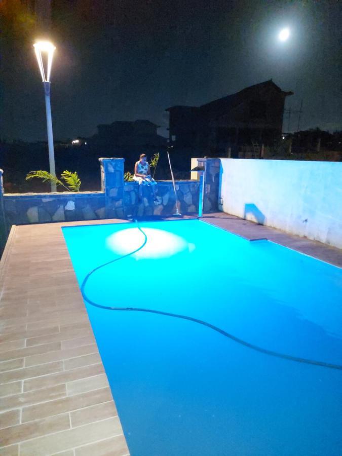 Rs Villas - Three Bedrooms Share Apartment With Private Room And Free Wifi And 100Mts To The Beach And Ac And 100Mts To Bus Stop And Pool Flic en Flac ภายนอก รูปภาพ