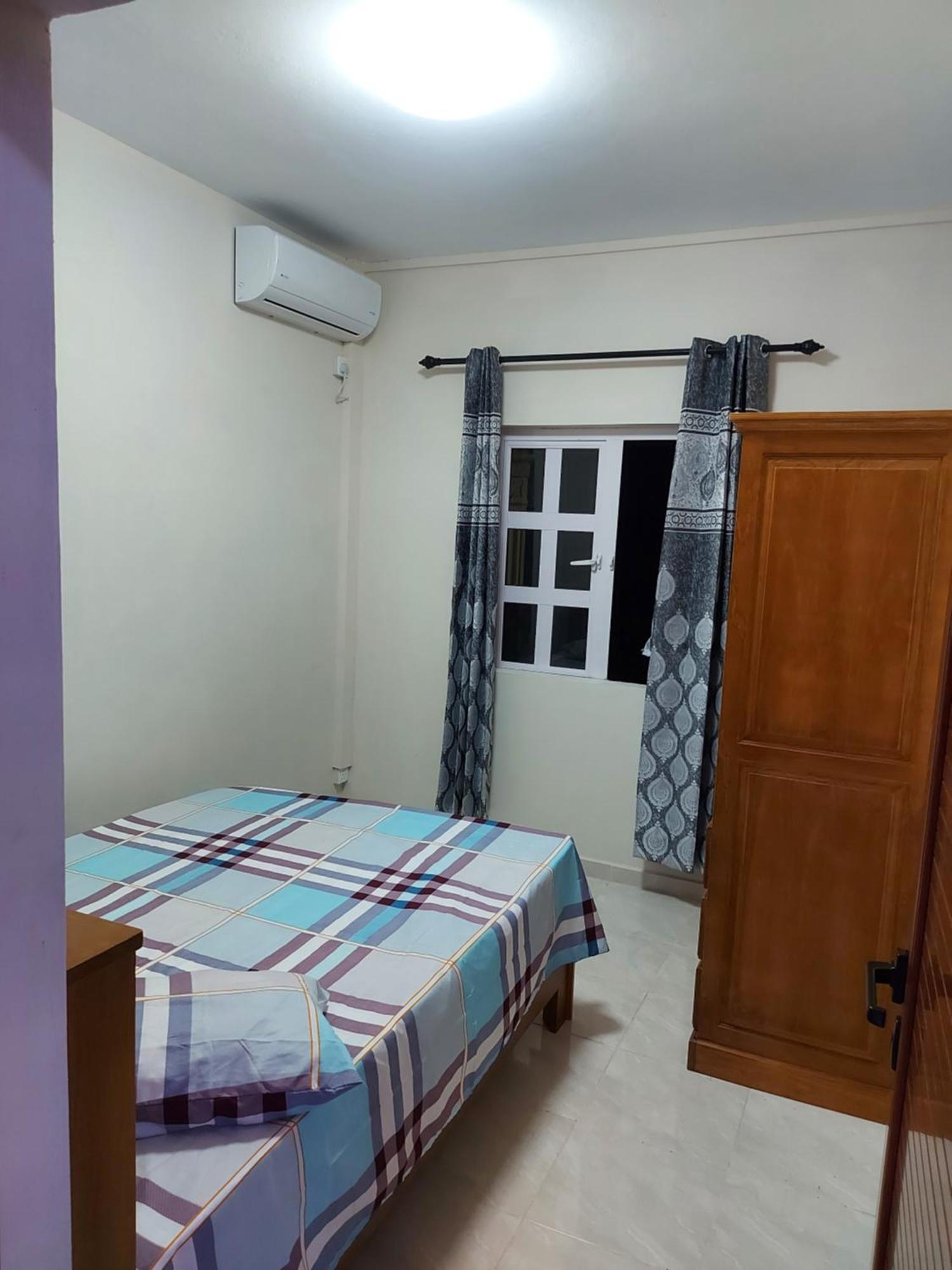 Rs Villas - Three Bedrooms Share Apartment With Private Room And Free Wifi And 100Mts To The Beach And Ac And 100Mts To Bus Stop And Pool Flic en Flac ภายนอก รูปภาพ